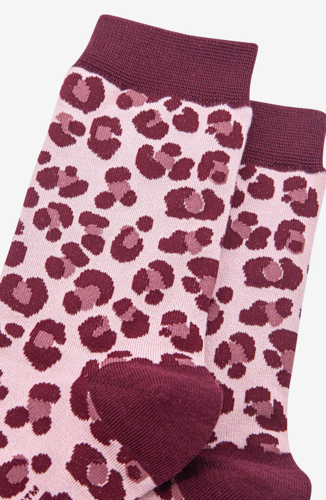 Leopard print socks in burgundy and pink