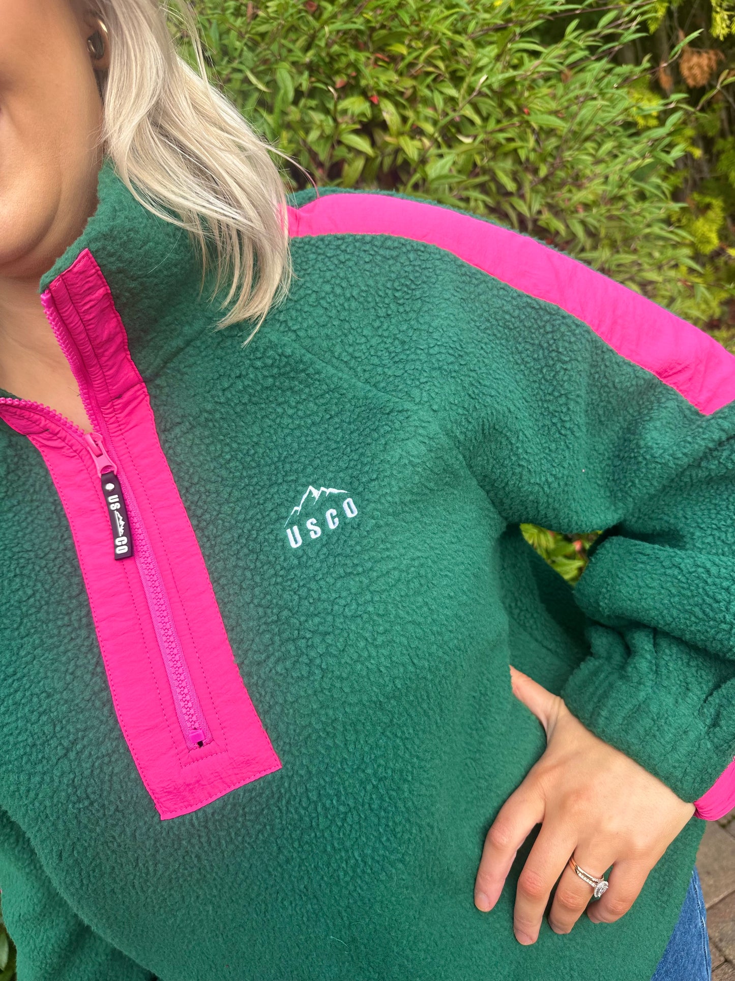 SHANNON fleece in forest green and cerise pink