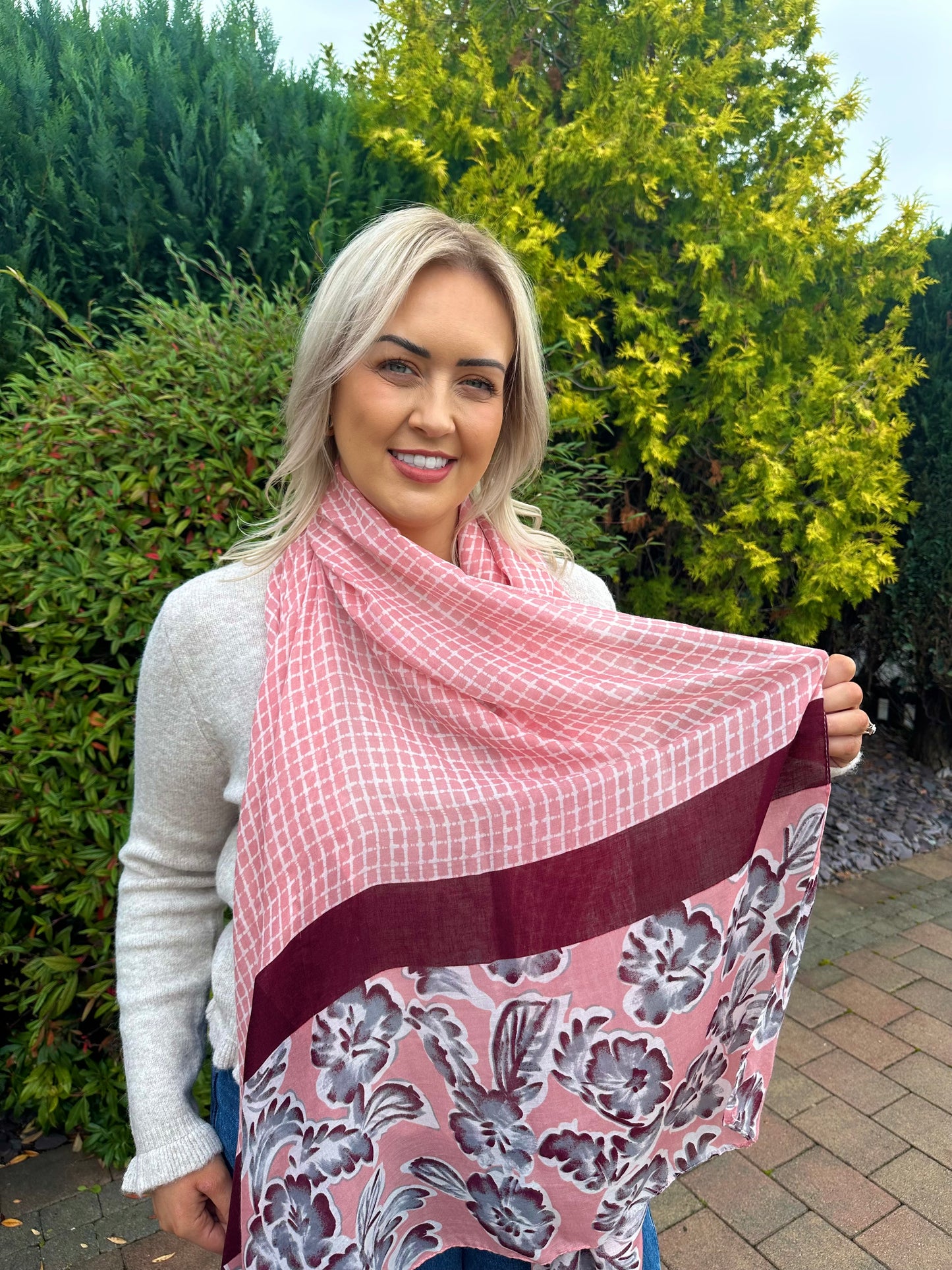 SUZANNA scarf in pink and burgundy
