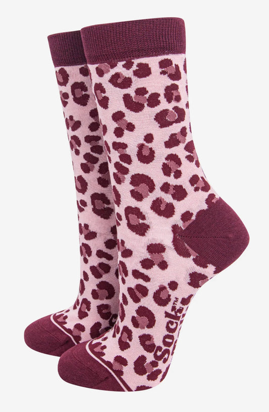 Leopard print socks in burgundy and pink