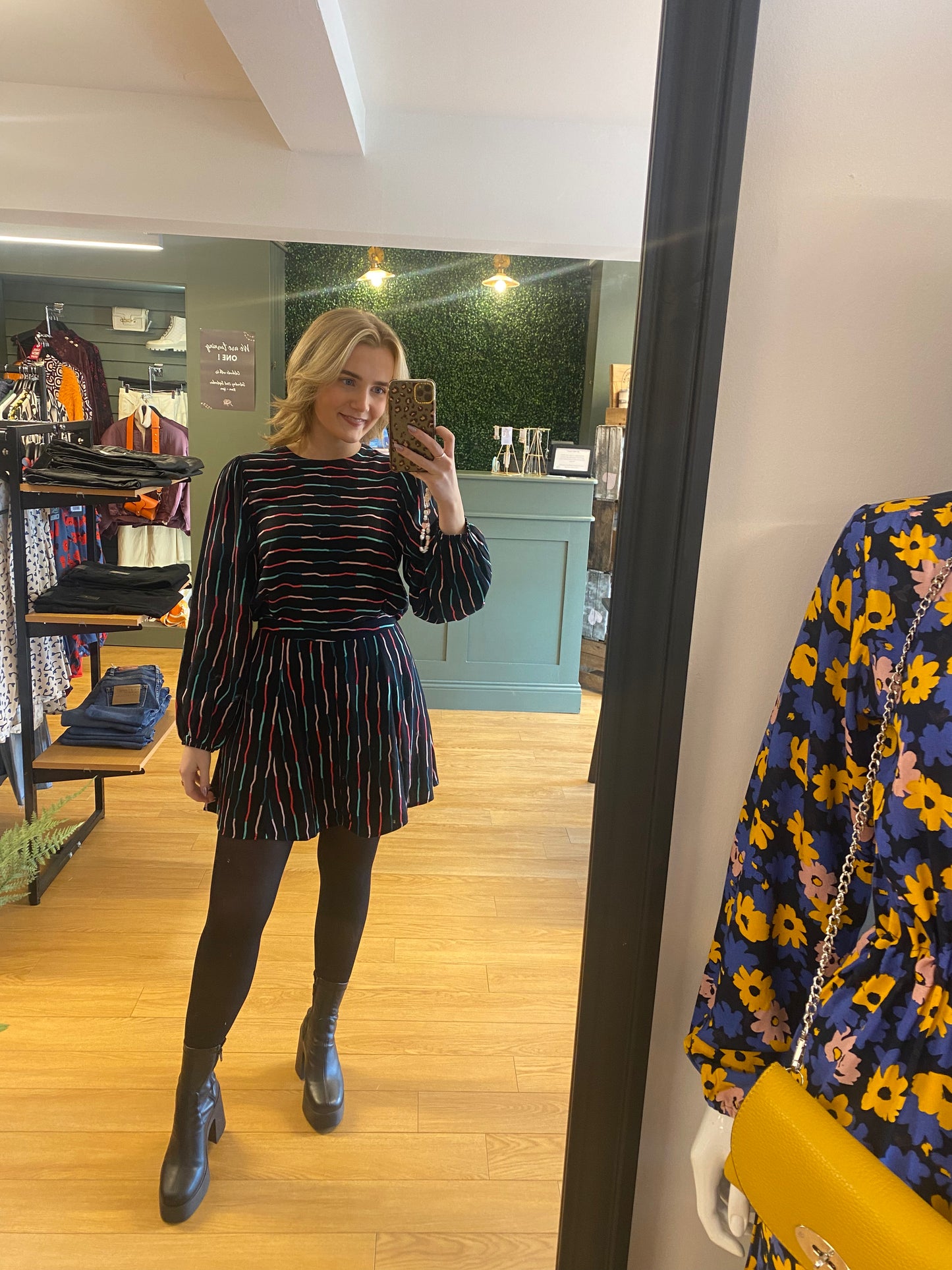 The black colour pop line A-line skirt